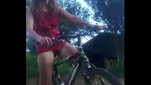 Se masturba con su bicicleta