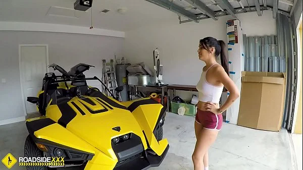 Roadside - cheating gf fucks her mechanic for cash