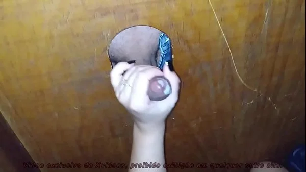 O Pintinho pequeno não aguentou o boquete e a punhetinha e gozou antes da hora.