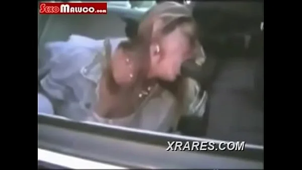 Chupando o policial para não ser presa