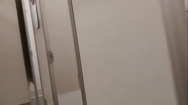 Milf se masturbe dans une cabine d'essayage