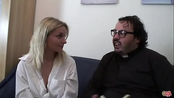 Tetona increible juega con el cura