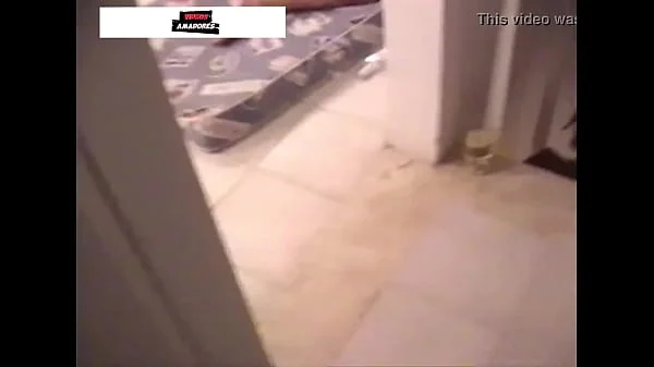 amigos s se aproximam sorrateiramente para filmar casal fodendo depois de festa