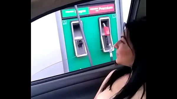 Cargando gasolina la puta de Alexxxa Milf con las tetas de fuera