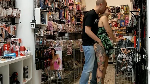 Commessa napoletana scopata mentre fa pulizie nel negozio (con Capitano Eric e Mary Rider)