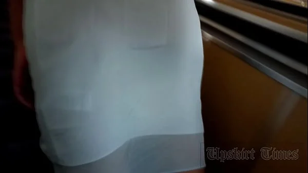 Upskirt at the tanned beauty without panties.