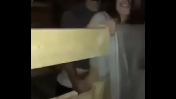 pareja difurtando en un establo al aire libre