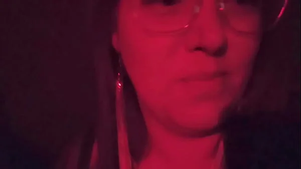 Hotwife foi sozinha na casa de swing e deixou o cuckold em casa, transou com o solteiro e depois deu para o marido