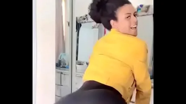 Morena rabuda dançando sem calcinha