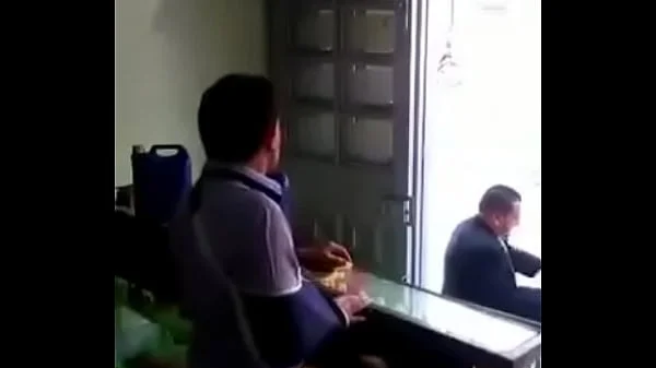 mamada rapida detras del mostrador