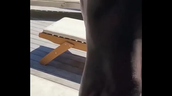 Petite jeune fille se fait défoncer la rondelle par un grosse bite noir- partie 1