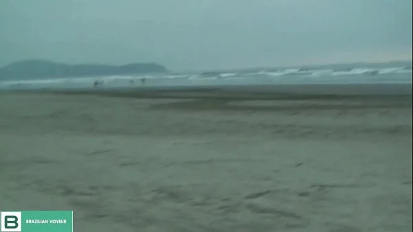 Casal transando na areia da praia de Fortaleza Ceará. ( Vídeo completo no xvideos red )