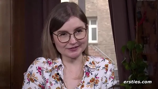 Emily's Ersties Debut - zierlich , aber oho!