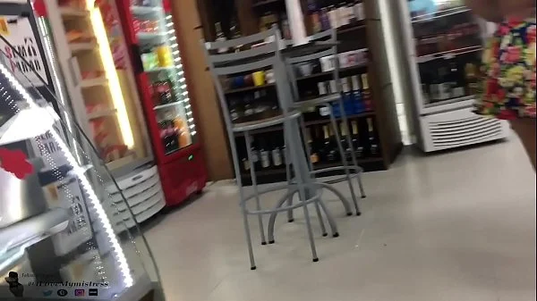 Mostrando Meu Cúzinho  Plugado e Mijando em público !!!