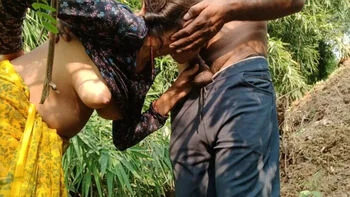 Hot Indian Bhabhi Jungle Outdoor Blowjob and Cum in Mouth