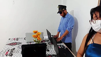 The Computer Saleswoman Has Sex At Work With The Low-income Buyer