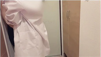 玄関えっち えっちな下着を着た彼女に玄関て襲われてしまいトアを開けたままハックて生中出し