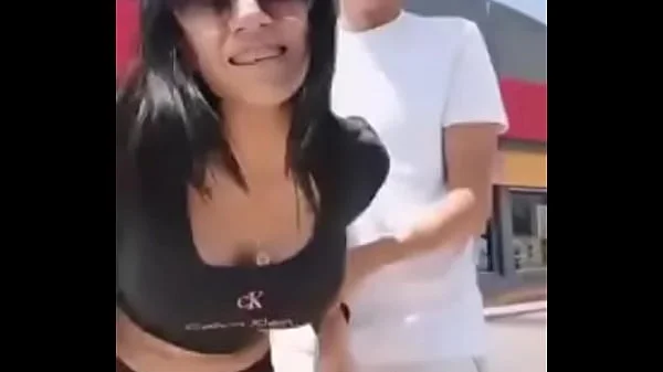 Novinha tarada em público