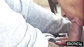 Deutsche Chefin Fuhrt Ihn In Versuchung Im Aufzug