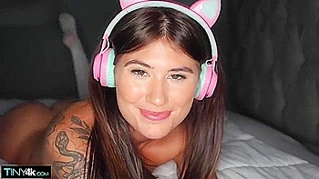 9+ Inches Crushes Gamer Girls Guts