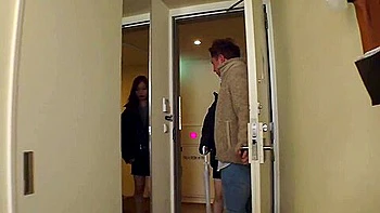 ヤリマン素人ギャルが登場。敏感マ●コに肉棒挿入すると感じ過ぎて絶叫アクメ