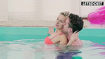 Sexy Blonde Girlfriend Fucked Underwater