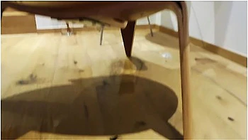 Sie Pisst Sich In Die Jeans Hose Und Reitet Trocken Seinen Schwanz