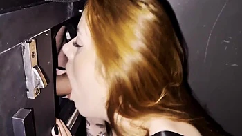 Colocou O Pau Mole Na Cabine Da Casa De Swing E Adivinhem So O Que Aconteceu - Bella Ruiva