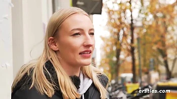 Mit Spruhsahne Macht Die Zierliche Nattie Ihren Riesen-dildo Feucht Fur Einen Heiben Ritt