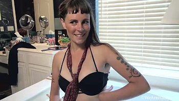 Leila Larson introduces herself by her bathtub - WeAreHairy