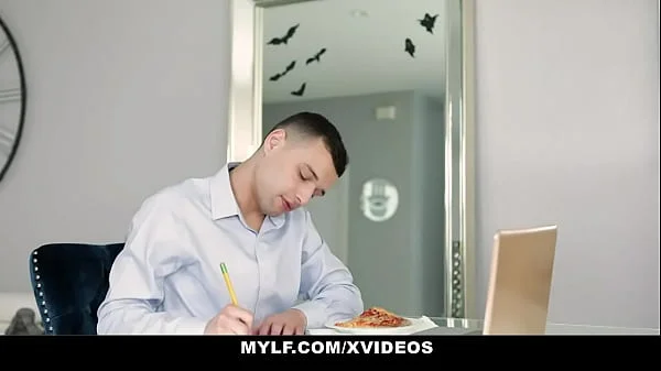 Voluptuous Milf Melanie Hicks Stuck In The Sink