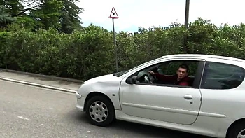 In the middle of the runway, Lily, 32, is beaming! - Jacquie et Michel TV