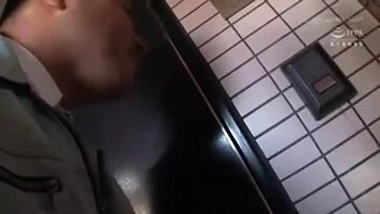 06143,A woman who screams in agony