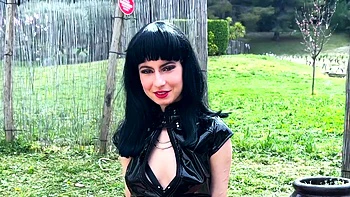 Cherry gives us the keys to Budapest ... - Jacquie et Michel TV