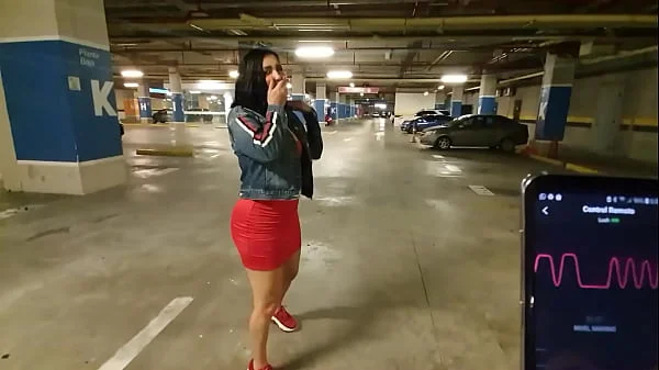 Martinasmith squirting at the Mall parking lot