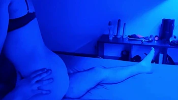 couple faisant l amour en lumiere bleutée