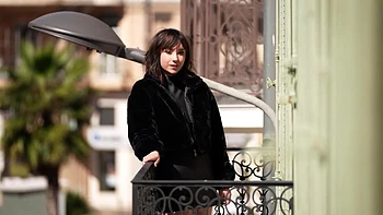 Cherry, 29, ignites the rue de Lappe! - Jacquie et Michel TV