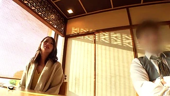 甘美な色気漂う美人妻がむしゃぶりつくフェラして淫らにピストンで感じる