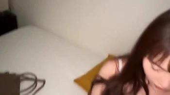 清楚な美女がキスや愛撫に塩対応で仕方なしクールなハメ撮りエッチ