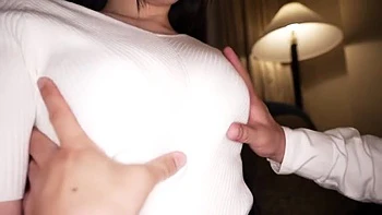 大人の色気漂うGカップ巨乳美女がクリトリス愛撫とクンニでキュートに喘ぐ