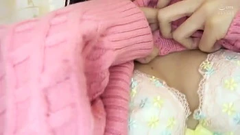 キュートな笑顔美女が下半身弄られ手マンで剛毛オマンコは愛液で濡れ濡れ