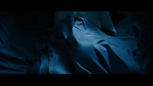 Aria London - Deadly Crush - 2018 - Follada por un fantasma en la cama - Tremenda MILF con tremendas tetas follando con el hombre invisible