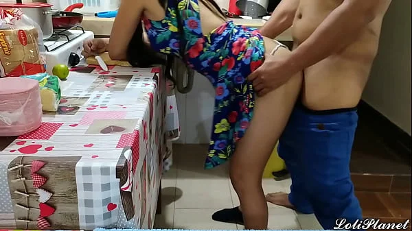 Follando a mi Hermosa Hijastra en la Cocina cuando su Mama no esta en casa no la dejo ni comer