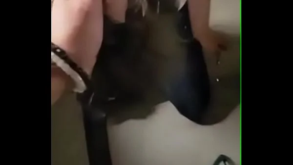 مستريس عربيه تقوم بذل كلبها وخادمها وتشتمه وتسبه في مكان عام الجزء التاني