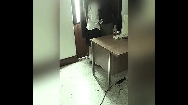 CÁMARA Graba a MAESTRO Y ALUMNA en la Oficina del Colegio! Colegiala Mexicana se DEJA FOLLAR por el PROFE por una MEJOR CALIFICACIÓN! Video Amateur Real!