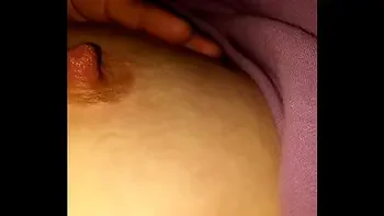 türk koca tombul karısının memesi ve amıyla oynayarak azdırmaya çalışıyor tüm bunları kaydetmiş