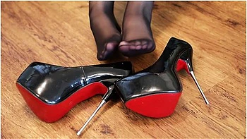 Worship Anna Belles Feet In Nylons And Heels