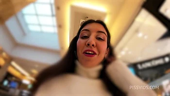 Katty Wetting Jeans And Pee In The Shopping Mall