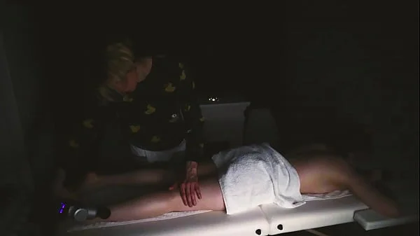 Расслабляющий массаж для обнаженной милашки