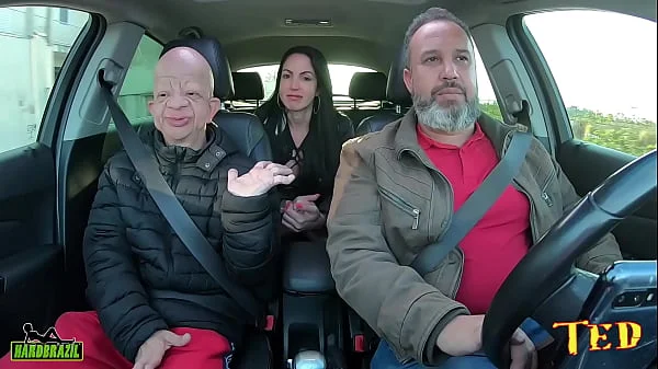 Bruno Diferente entra na carona e tem uma supresa com a mais desejada estrela pornô Elisa Sanches